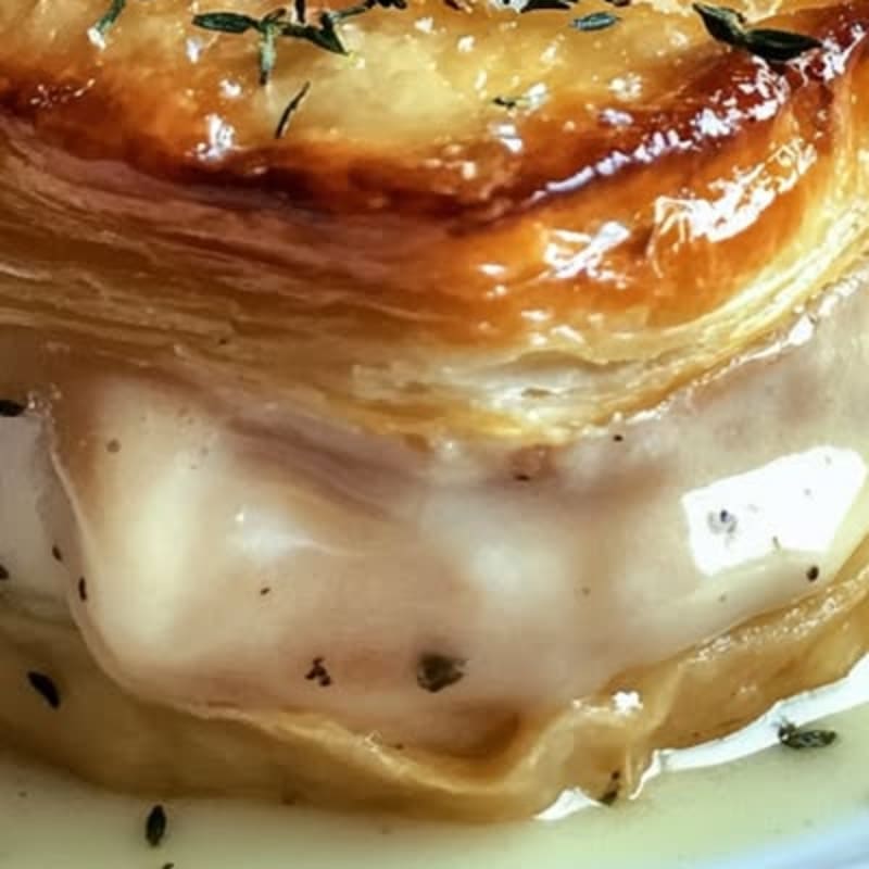 Vol-au-vent de pavo con salsa de vino blanco y parmesano.2