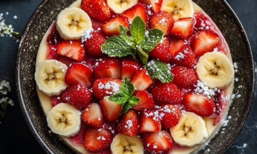 Deliciosa Ensalada de Fresas y Plátanos con un Toque de Cheesecake ¡Irresistible!