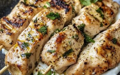 Receta Irresistible de Brochetas de Pollo Marinadas al Yogur Griego: Sabrosura y Nutrición en tu Mesa