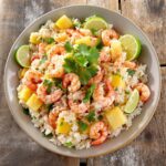 Ensalada de arroz con gambas y piña