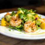 Ensalada de camarones con aguacate y mango