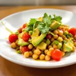Ensalada de garbanzos con aguacate y tomate