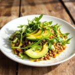 Ensalada de lentejas con aguacate y rúcula