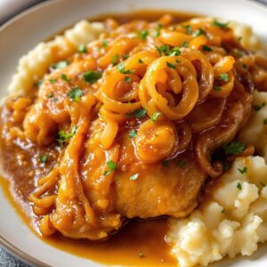 Pollo a la cerveza con cebolla caramelizada