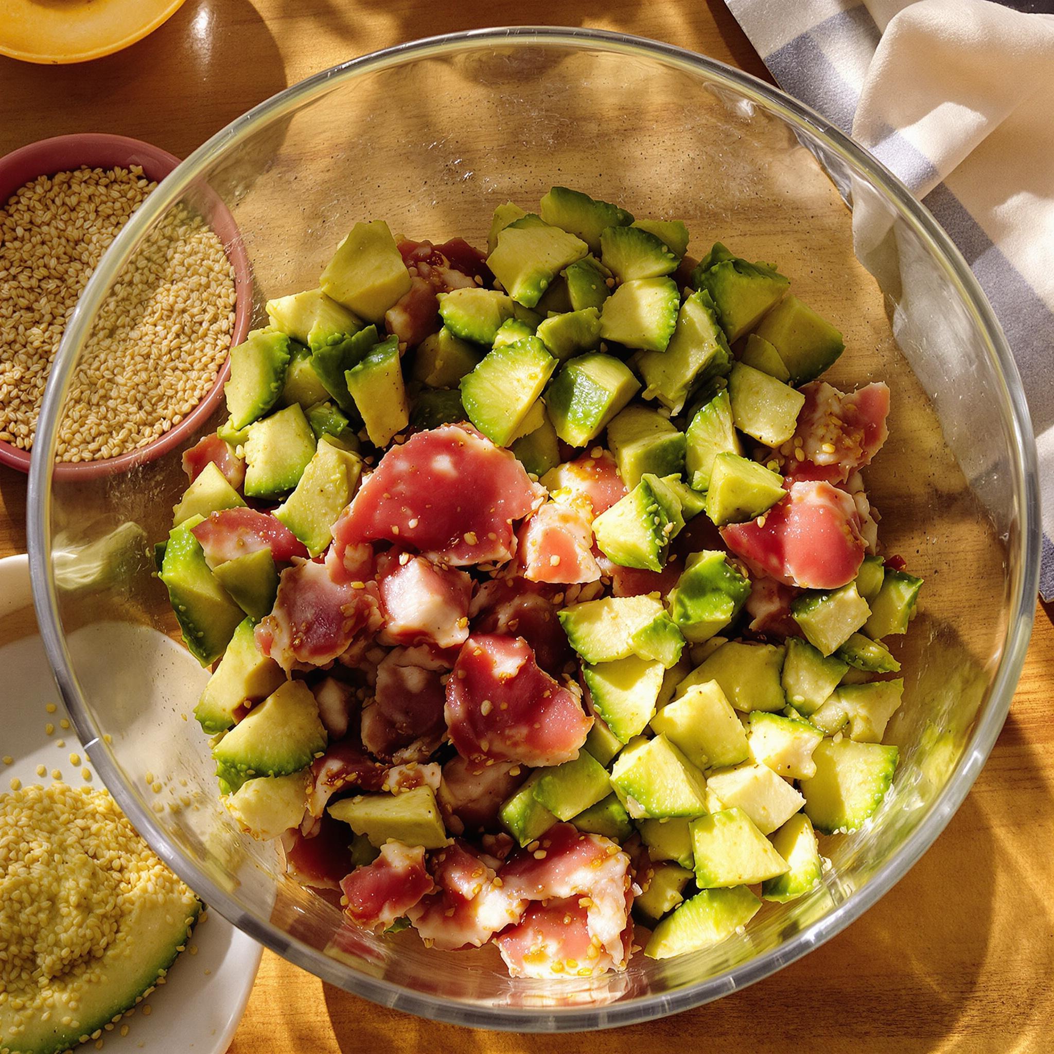 Tartar de atún con aguacate y sésamo