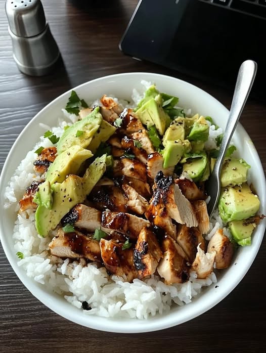 Bol de Pollo Avocado: Receta Fácil y Deliciosa en Menos de 30 Minutos