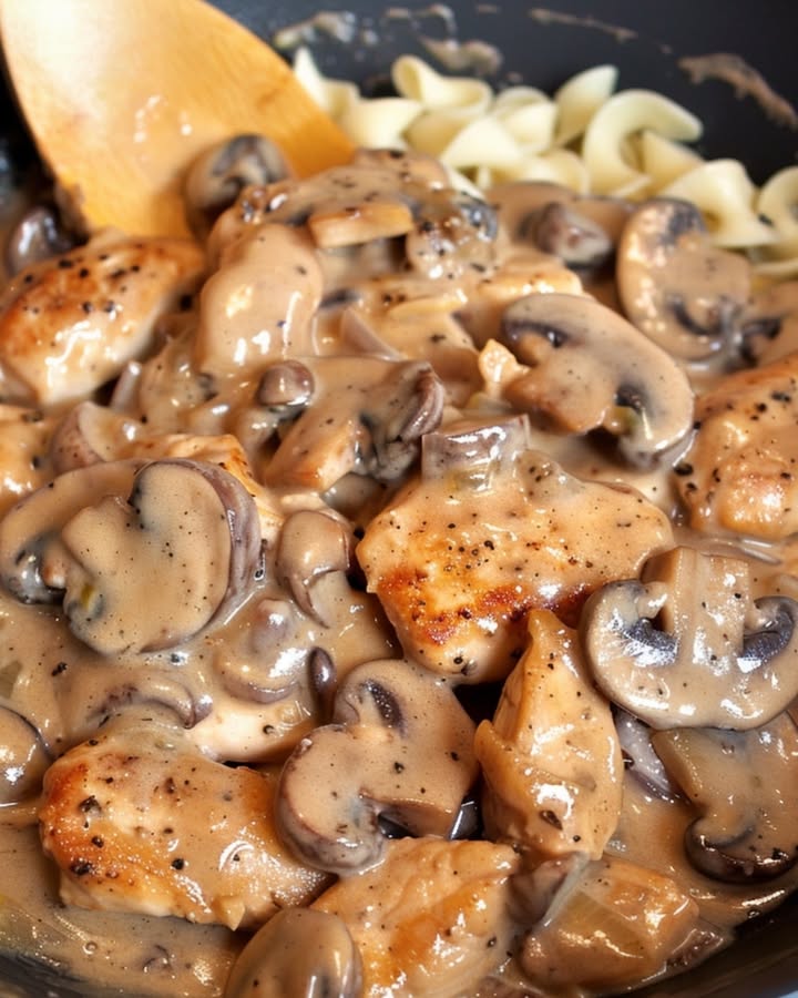 Pollo Stroganoff Cremoso: La Receta Más Fácil y Deliciosa